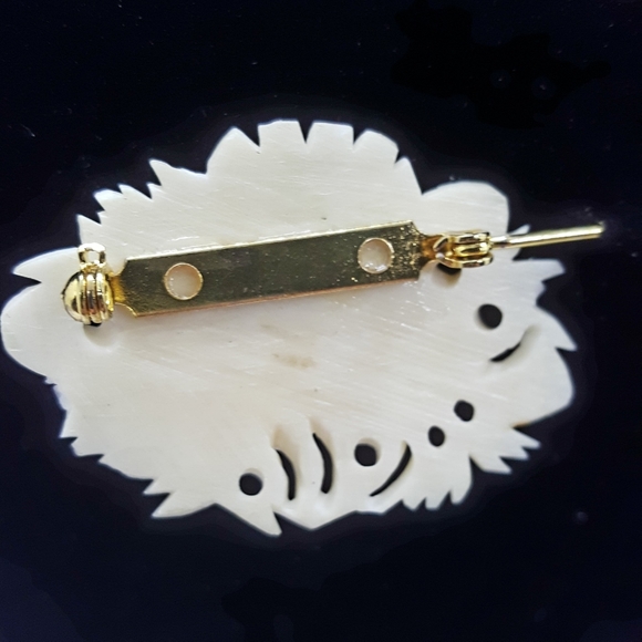 🔴 Vintage 1950's Carved Bone Brooch - Picture 7 of 11